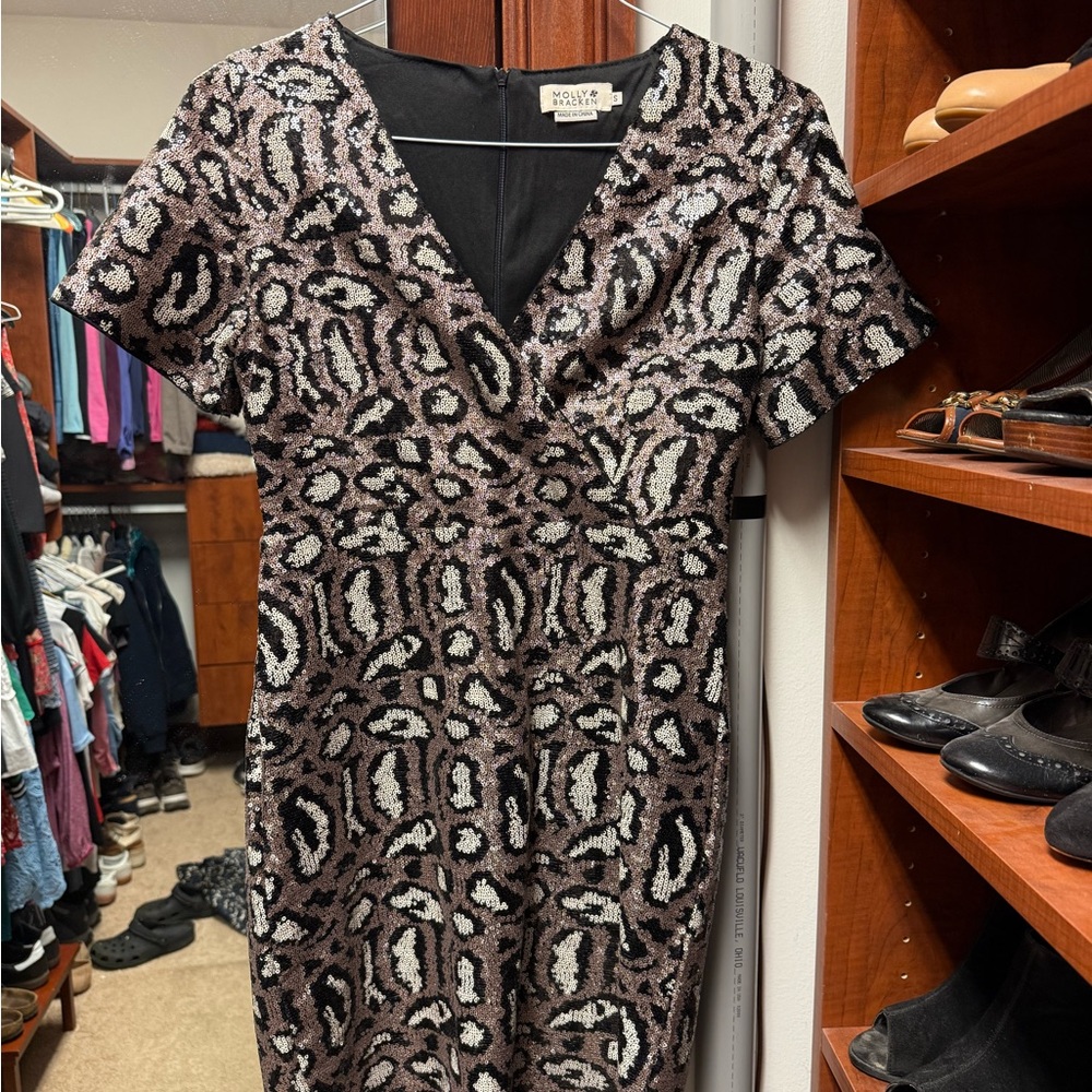Molly Bracken Black and White Sheath Dress V-Neck Short Sleeve